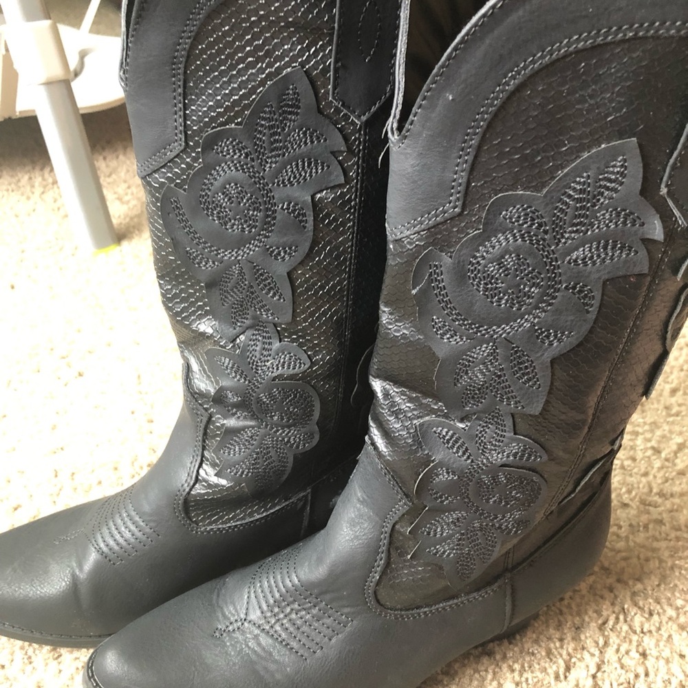 Black cowgirl boots